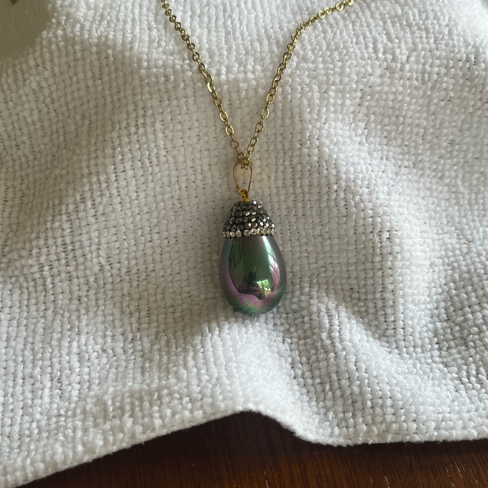 Elegant Gold and Purple Pendant Necklace
